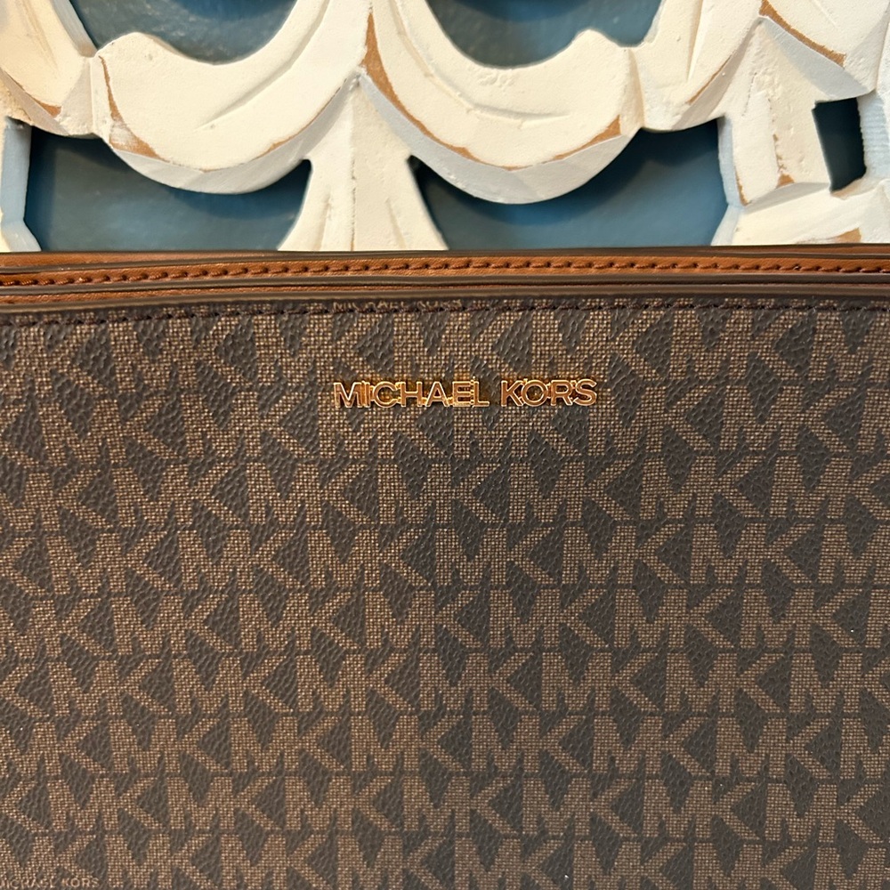 SOLD !!!!Michael Kors Trisha Medium Triple Compartment Crossbody Bag - Picture 3 of 14